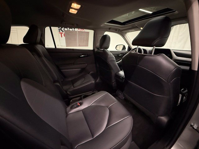 Used 2025 Toyota Highlander XLE AWD/4WD image 7