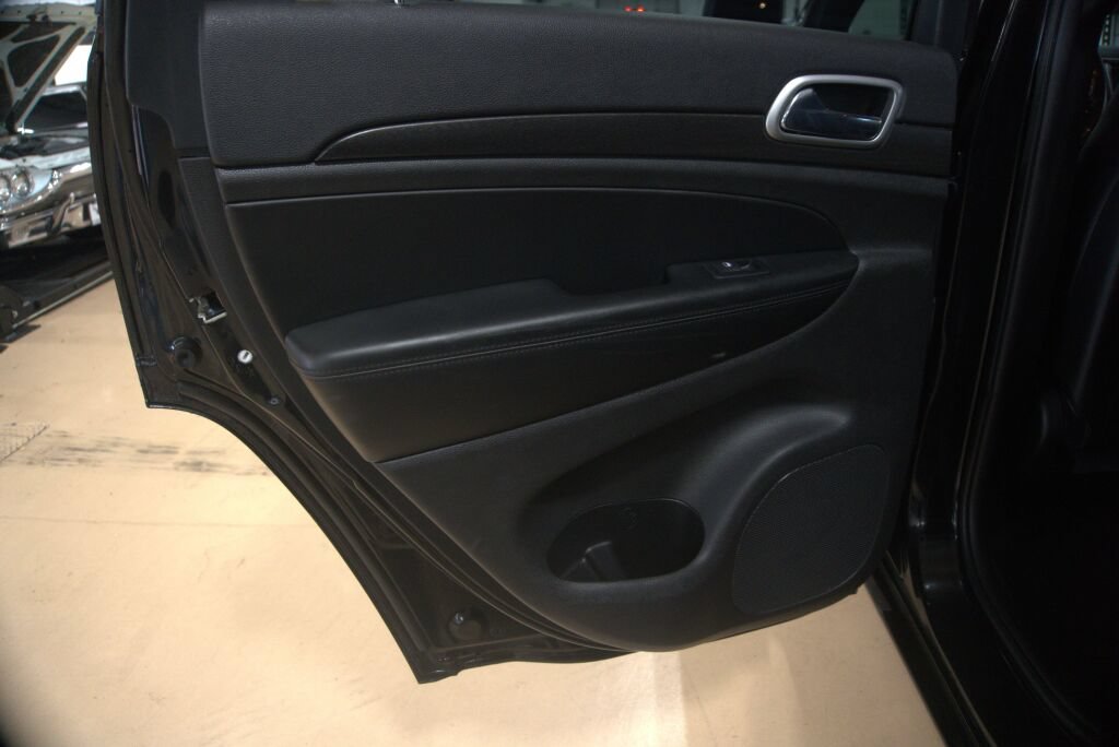 Used 2018 Jeep Grand Cherokee Altitude AWD/4WD image 37