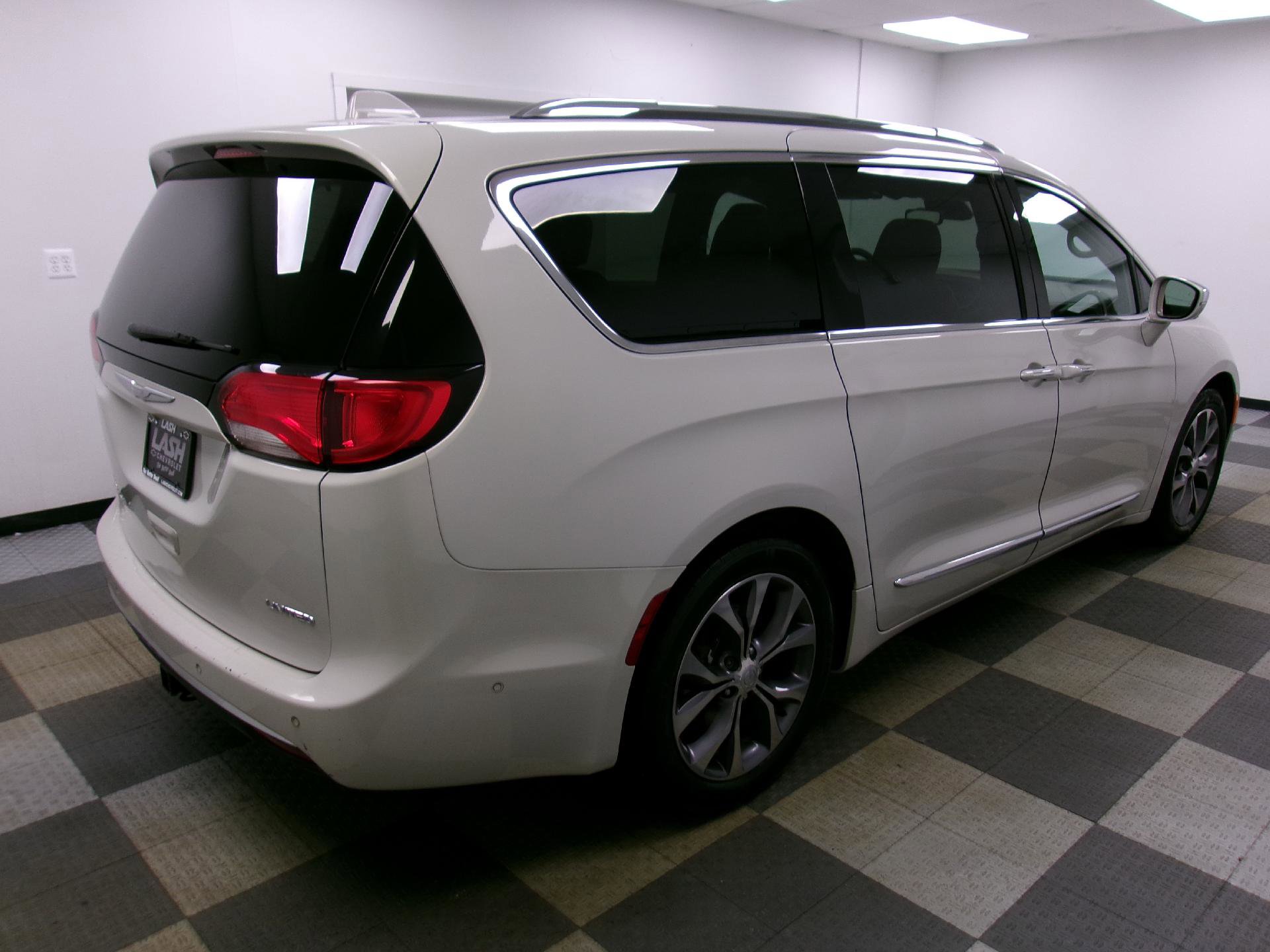 Used 2017 Chrysler Pacifica Limited image 15