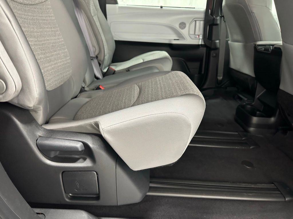 Used 2025 Toyota Sienna LE image 53