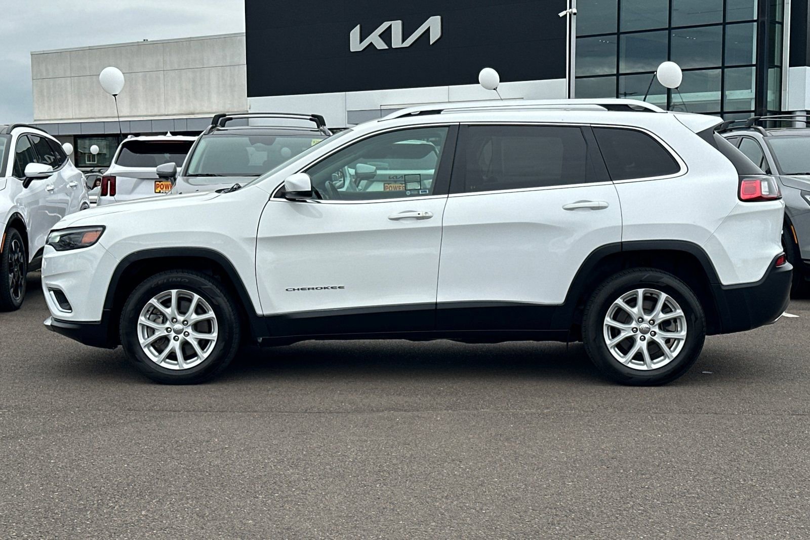 Used 2019 Jeep Cherokee Limited image 7