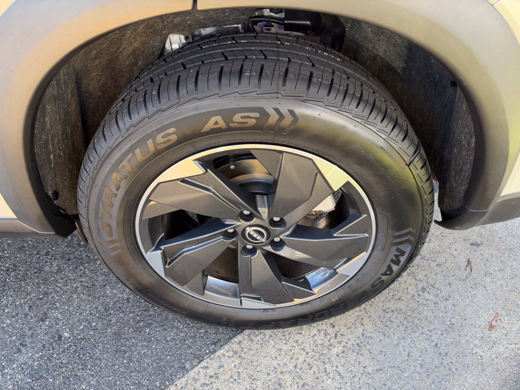 Used 2024 Nissan Rogue SV FWD image 14