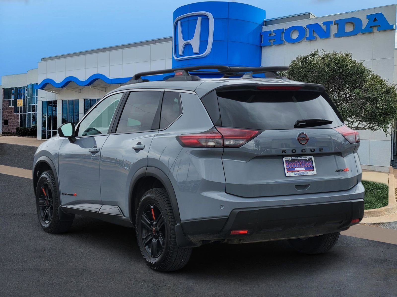 Used 2025 Nissan Rogue SV image 4