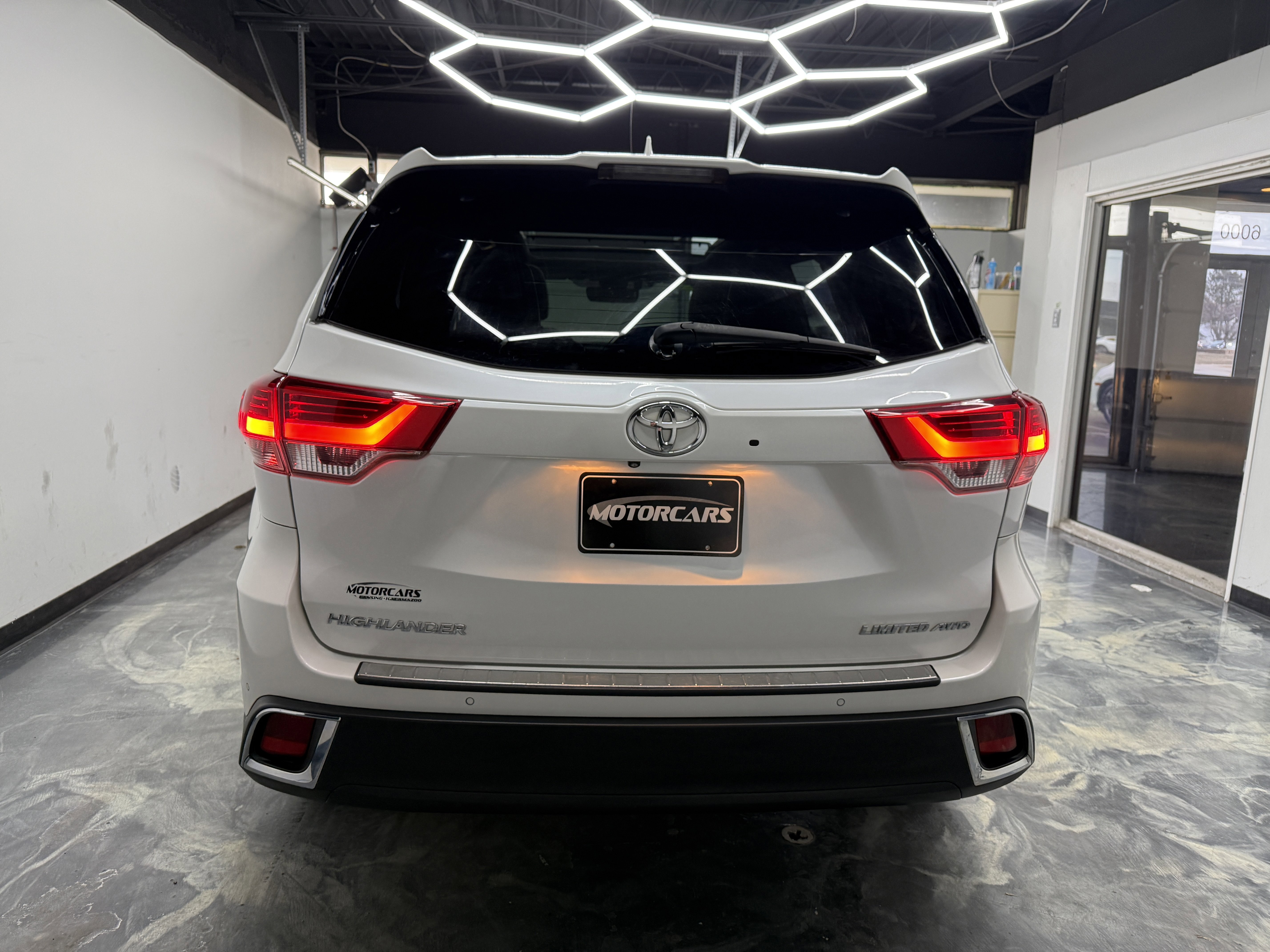Used 2017 Toyota Highlander Limited image 4