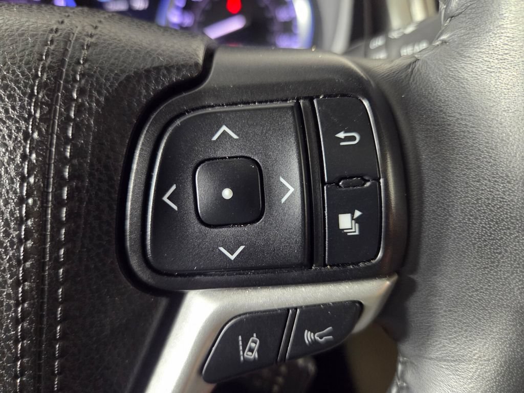 Used 2019 Toyota Highlander XLE FWD image 17