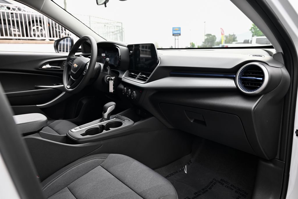 New 2026 Chevrolet Trax LS w/ LS Convenience Package FWD image 31