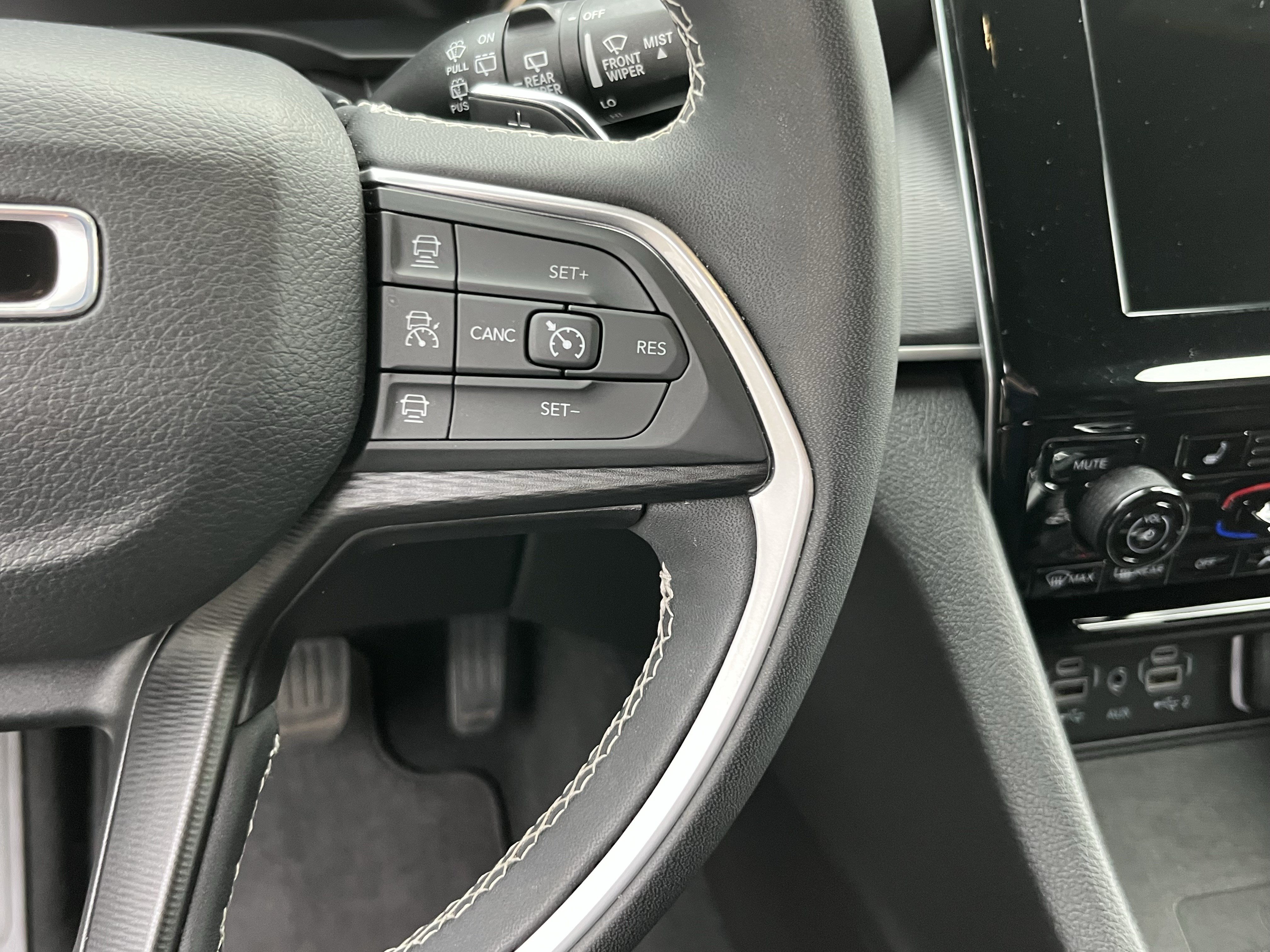 Used 2023 Jeep Grand Cherokee Altitude AWD/4WD image 21
