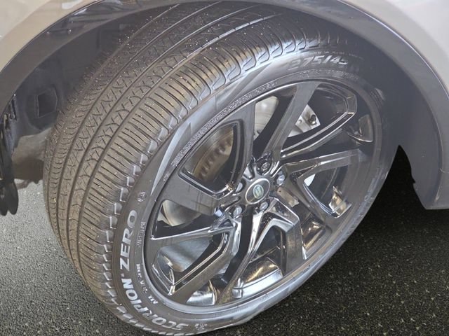 Used 2024 Land Rover Discovery Dynamic SE AWD/4WD image 35