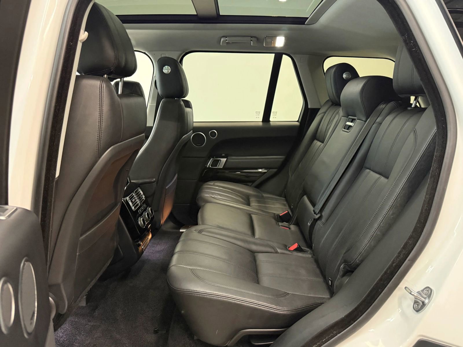 Used 2016 Land Rover Range Rover HSE image 18