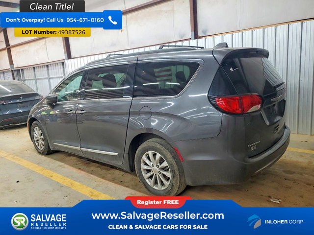 Used 2017 Chrysler Pacifica Touring-L FWD image 3