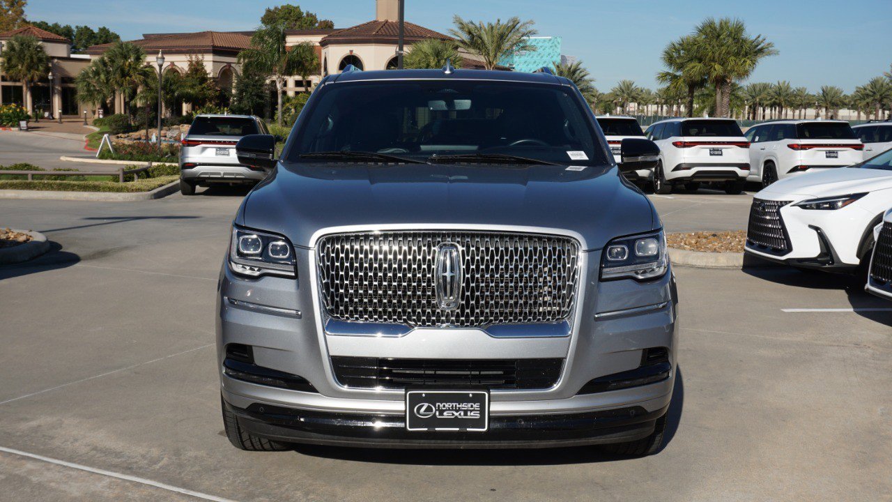 Used 2023 Lincoln Navigator Reserve image 2