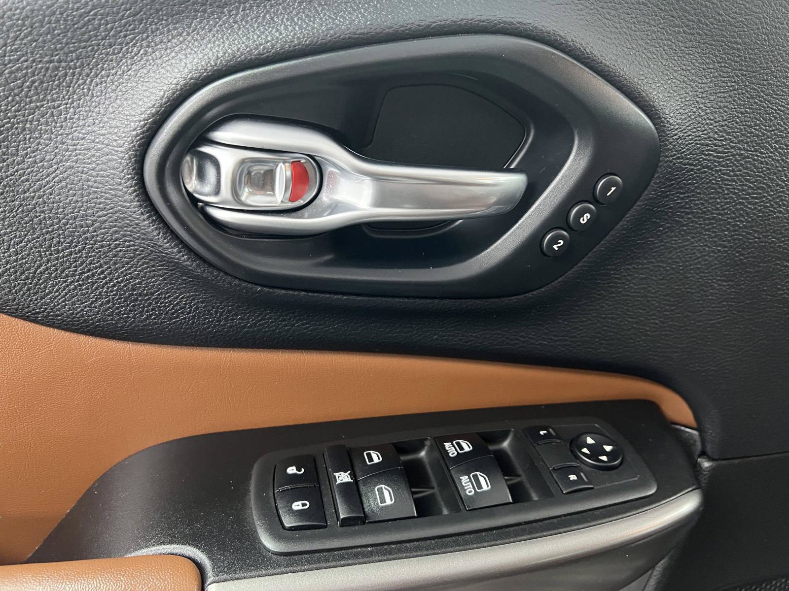Used 2019 Jeep Cherokee Overland w/ Technology Group FWD image 15