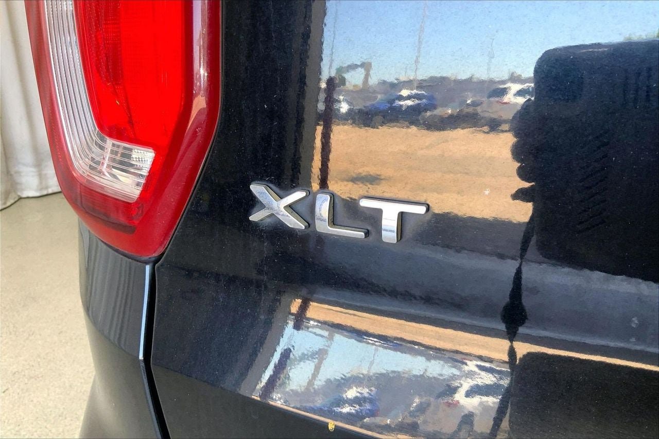 Used 2017 Ford Explorer XLT w/ Equipment Group 202A FWD image 9