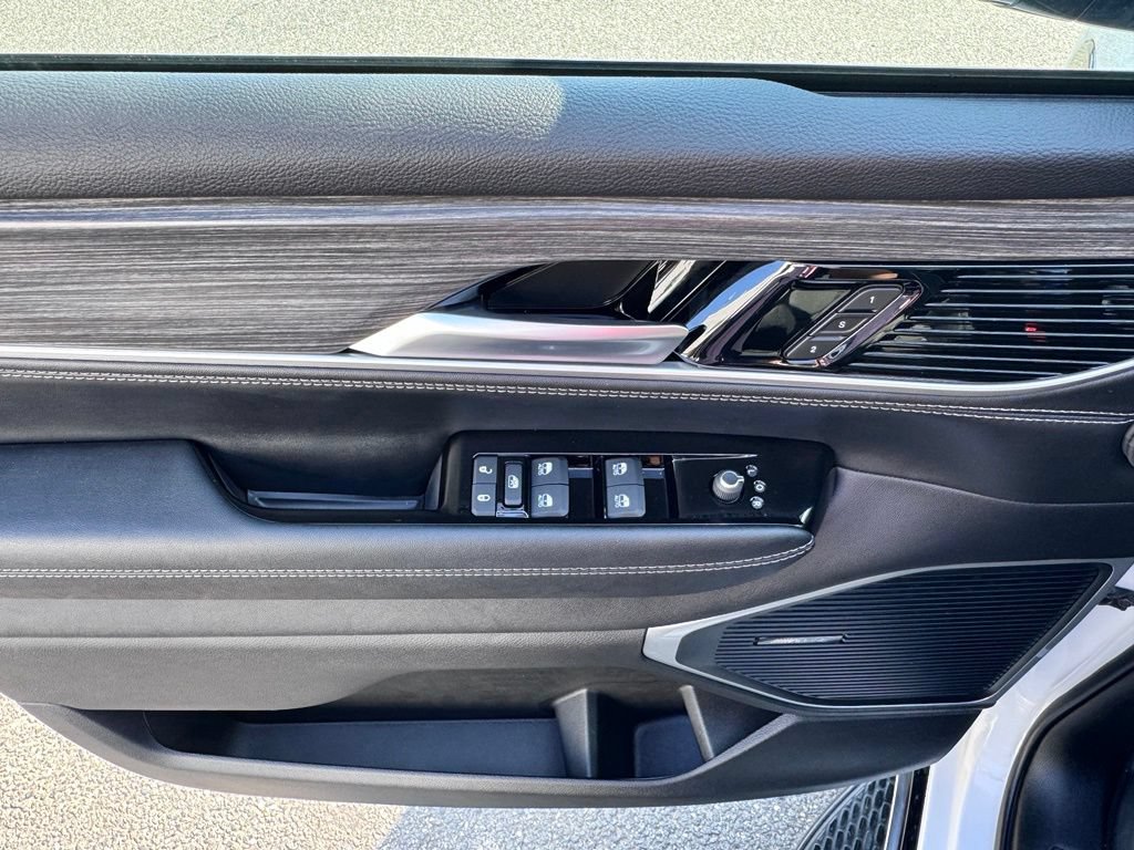 Used 2024 Jeep Wagoneer L Series II w/ Flexible Seating Group RWD image 9
