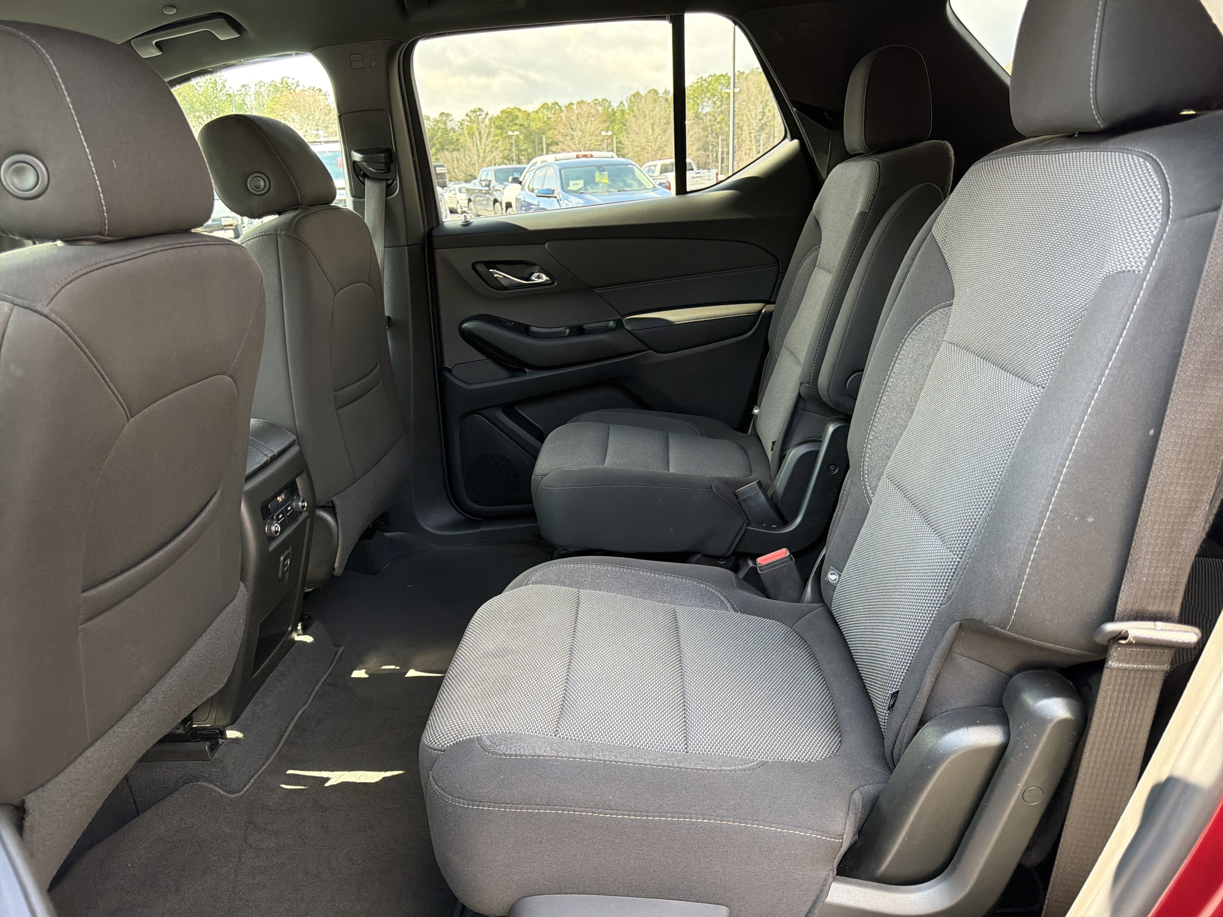 Used 2023 Chevrolet Traverse LT image 21