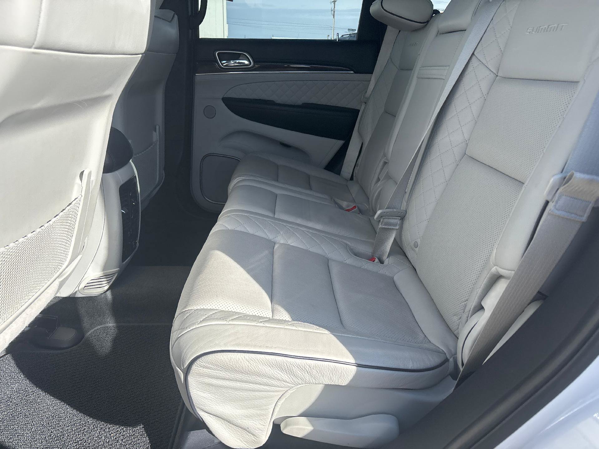 Used 2017 Jeep Grand Cherokee Summit AWD/4WD image 32