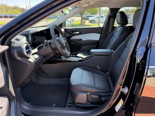 New 2026 Chevrolet Trax LT w/ Midnight Edition FWD image 11