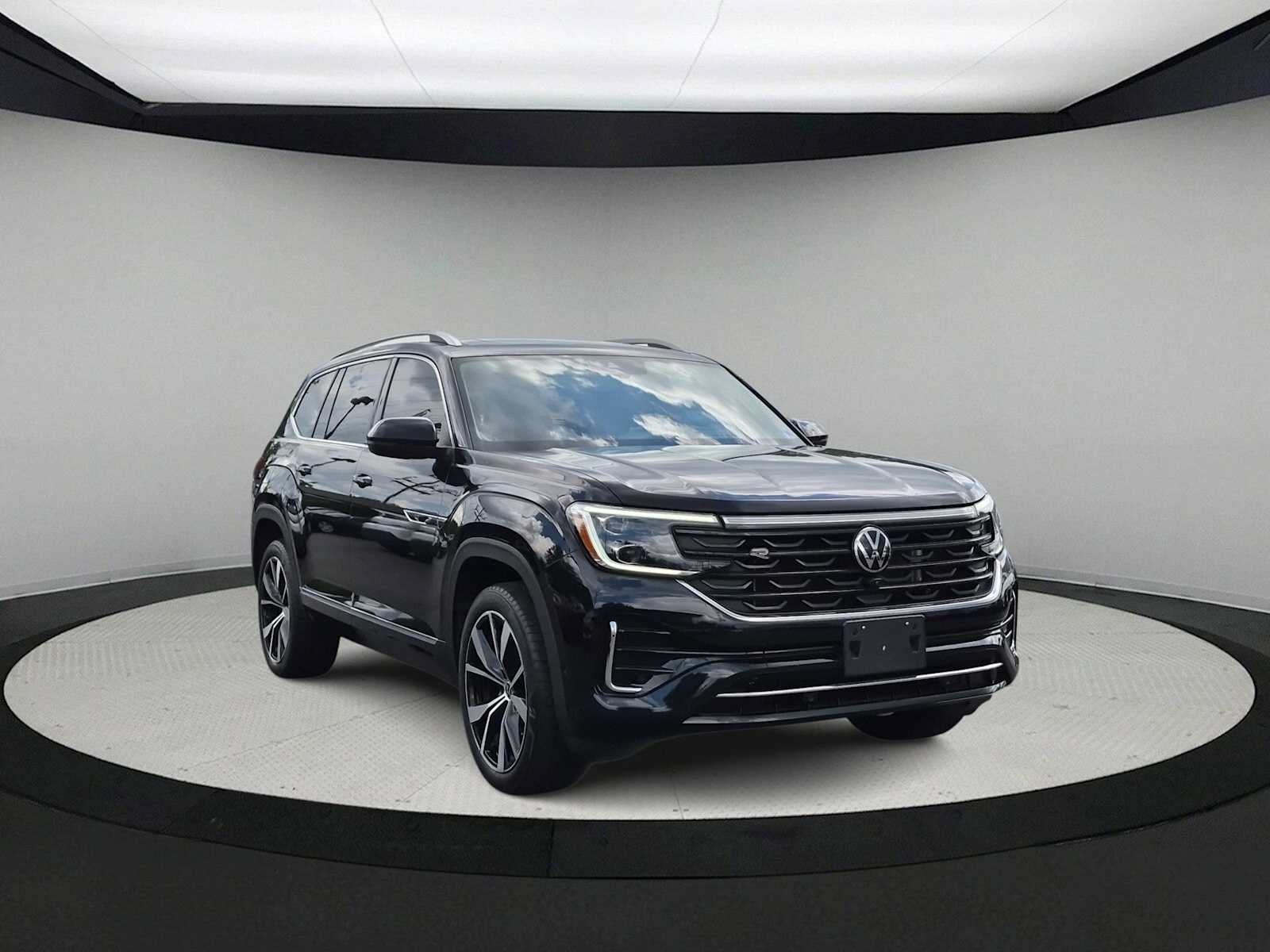 Used 2024 Volkswagen Atlas SEL Premium R-Line AWD/4WD image 2