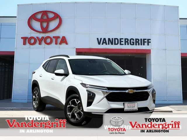 Used 2025 Chevrolet Trax LT image 1