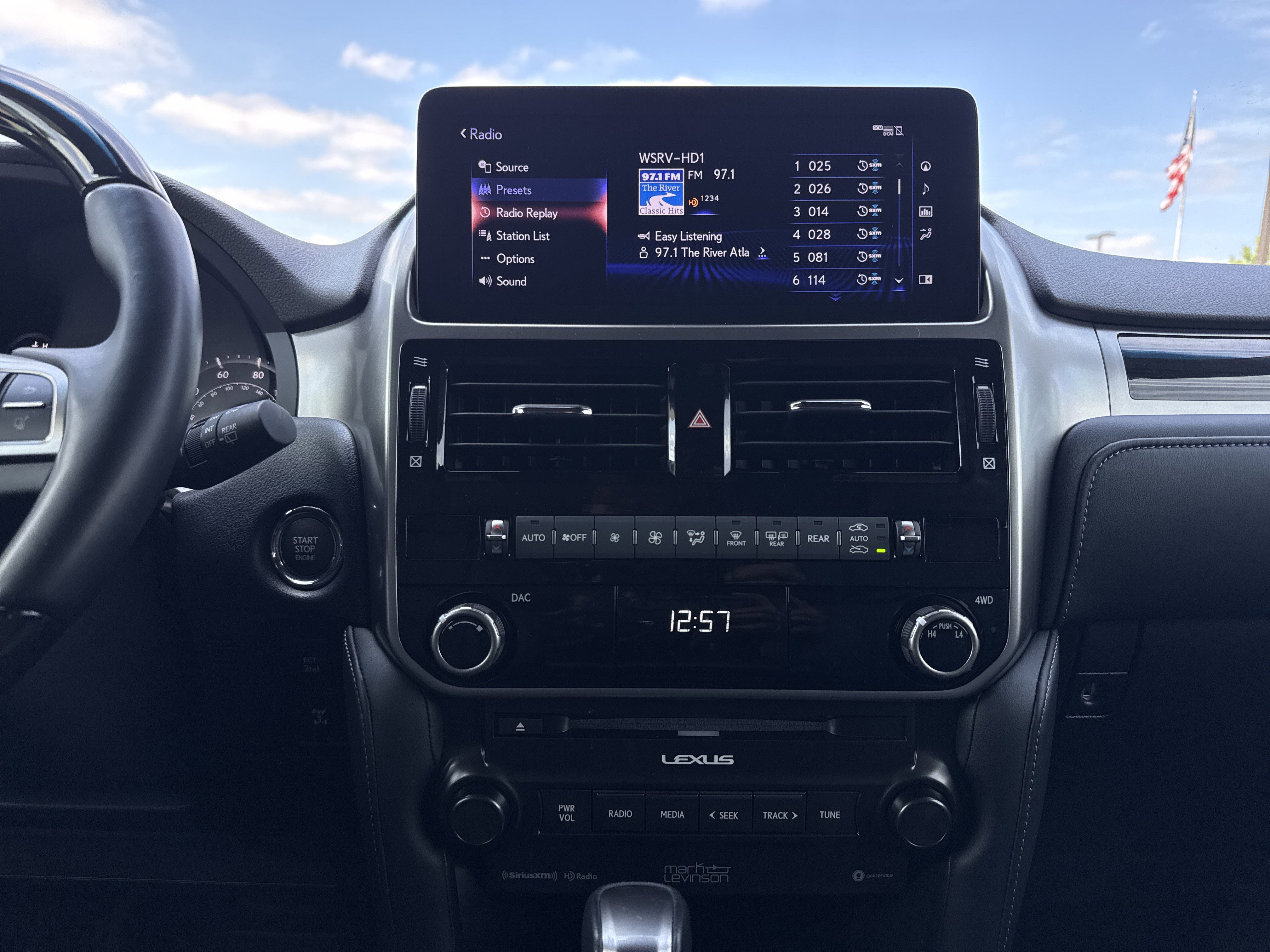 Used 2023 Lexus GX 460 Premium w/ Accessory Package AWD/4WD image 29