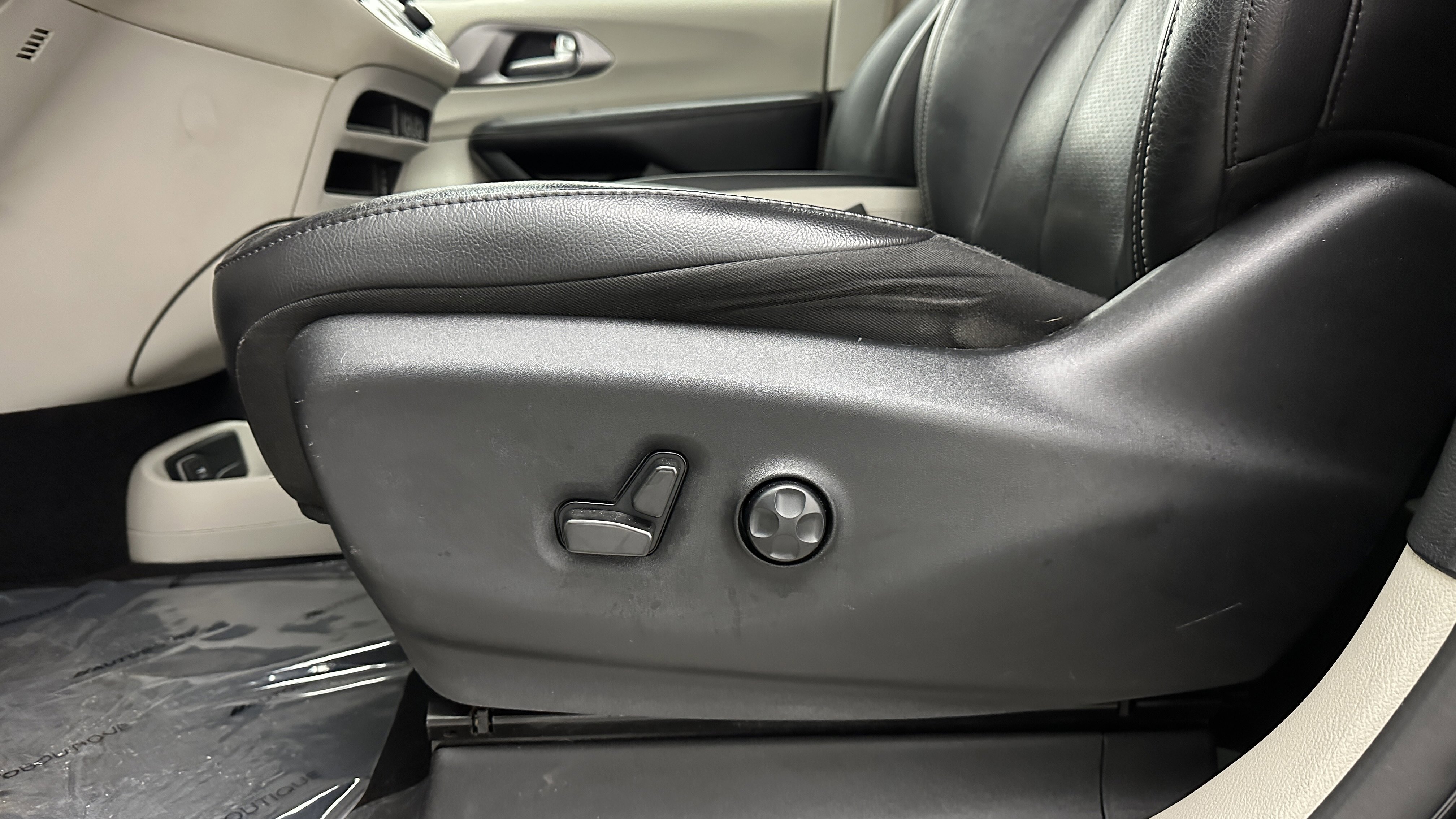 Used 2022 Chrysler Pacifica Touring-L w/ Uconnect Theater Family Group image 13