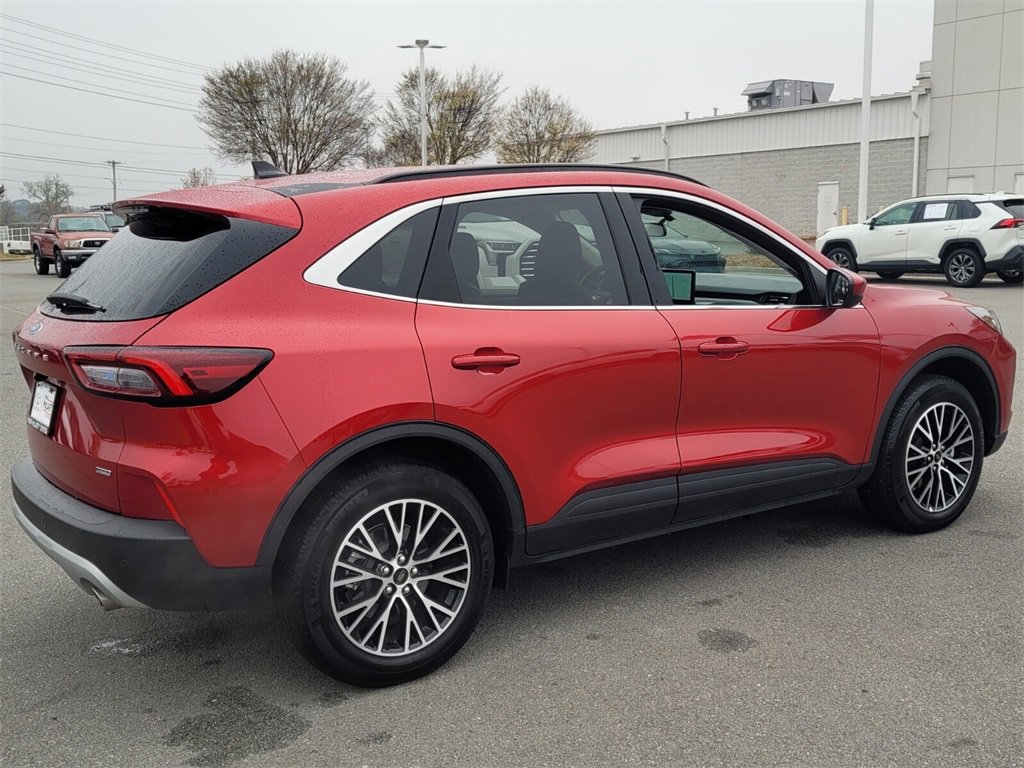 Used 2025 Ford Escape SE image 3