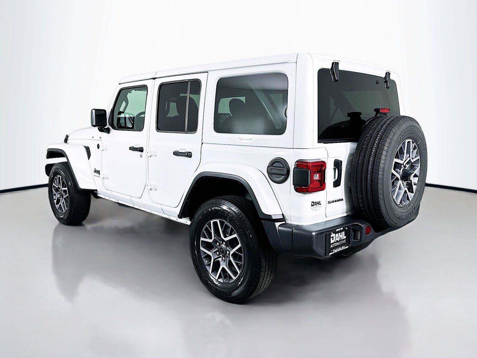Used 2026 Jeep Wrangler Unlimited Sahara AWD/4WD image 10