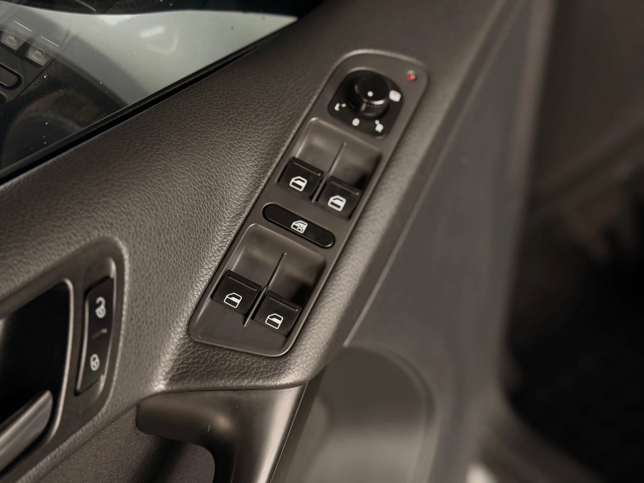 Used 2011 Volkswagen Tiguan S image 34