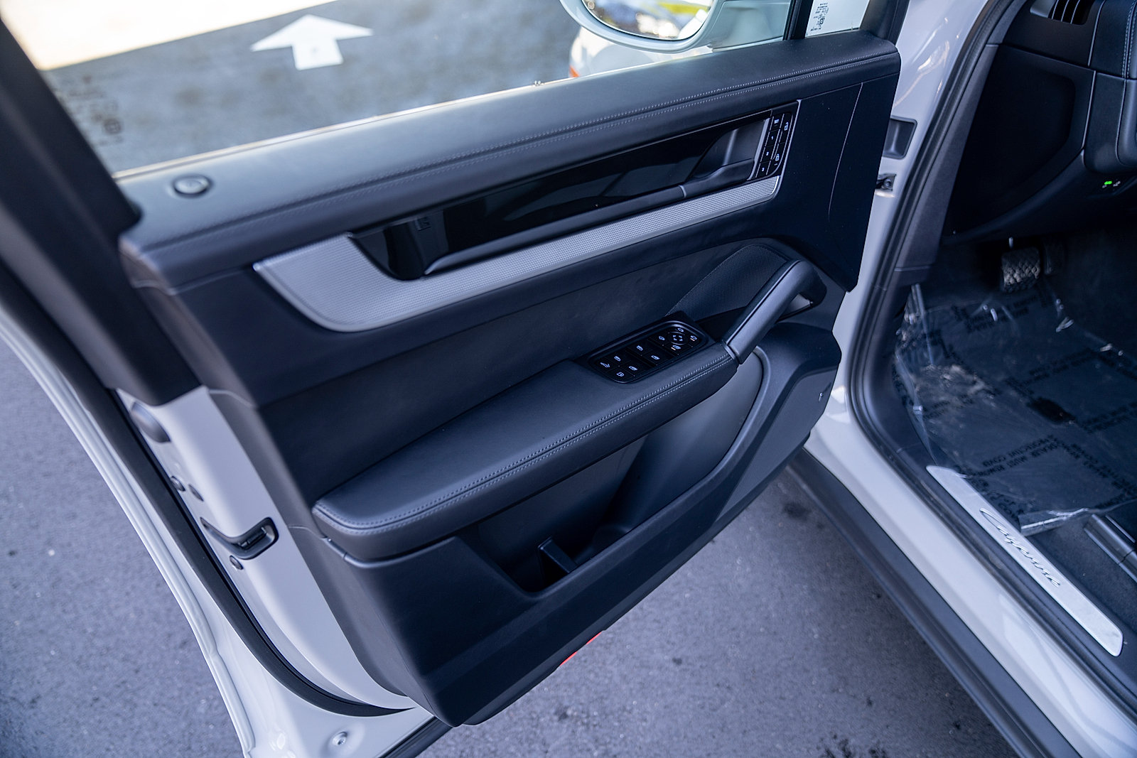 Certified 2025 Porsche Cayenne E-Hybrid AWD/4WD image 17