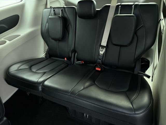 Used 2024 Chrysler Pacifica Touring-L image 21