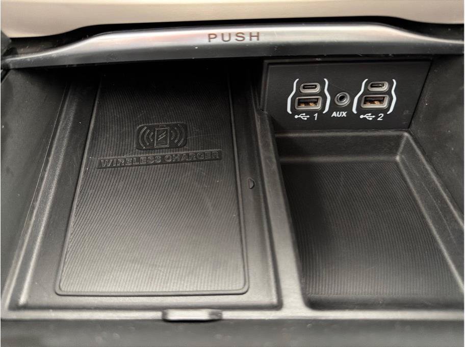 Used 2023 Chrysler Pacifica Limited FWD image 29