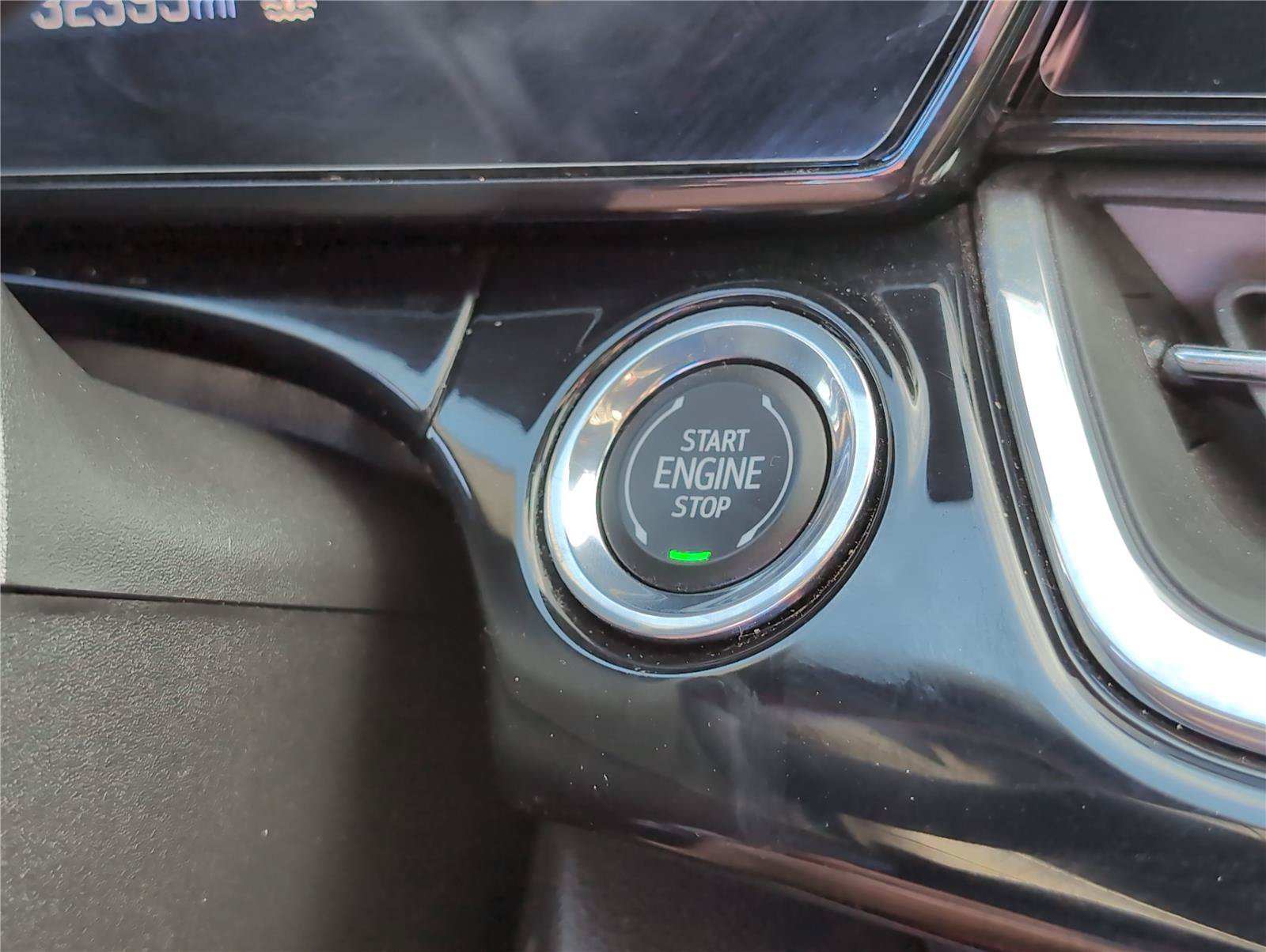 Used 2025 Chevrolet Trax RS w/ Sunroof Package FWD image 25