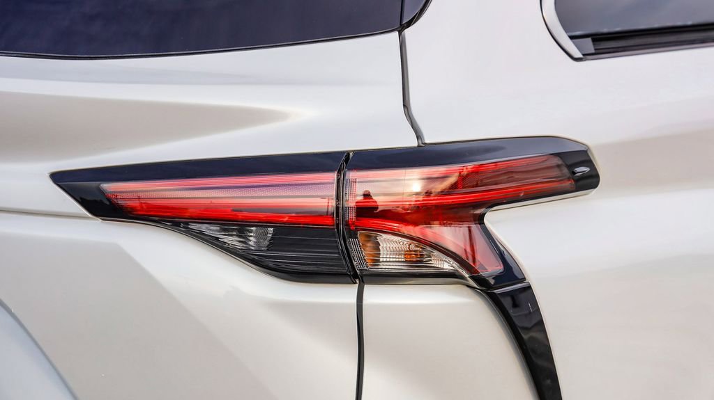 Used 2023 Toyota Sienna Limited image 9