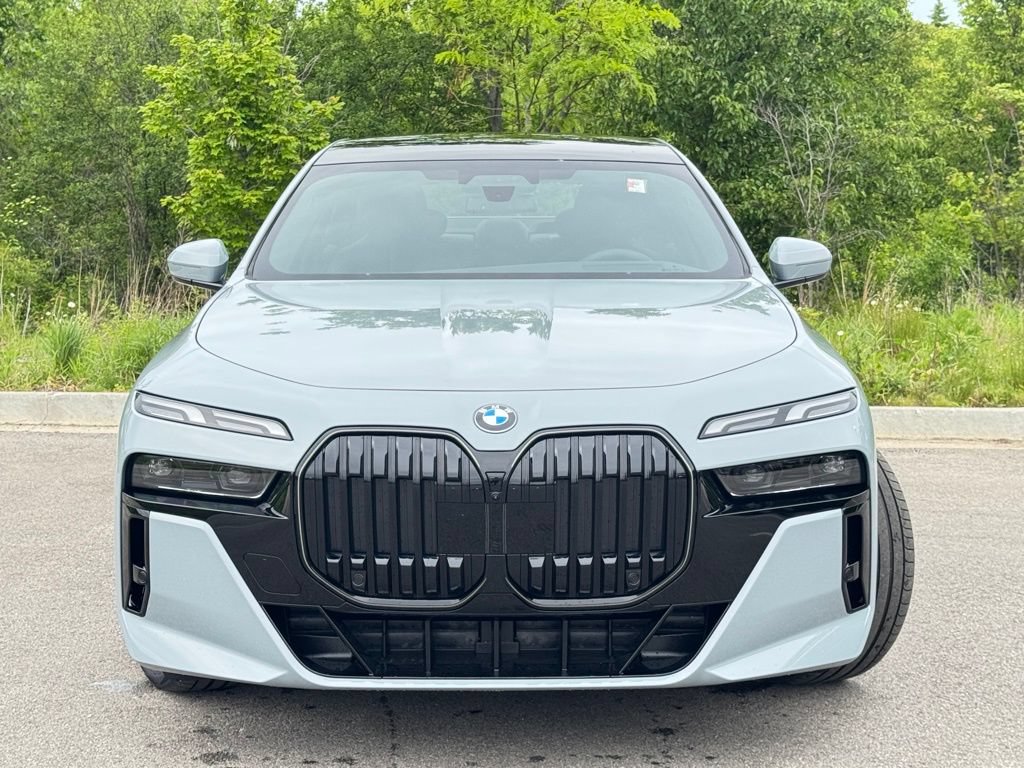 Used 2025 BMW 760i xDrive video 2