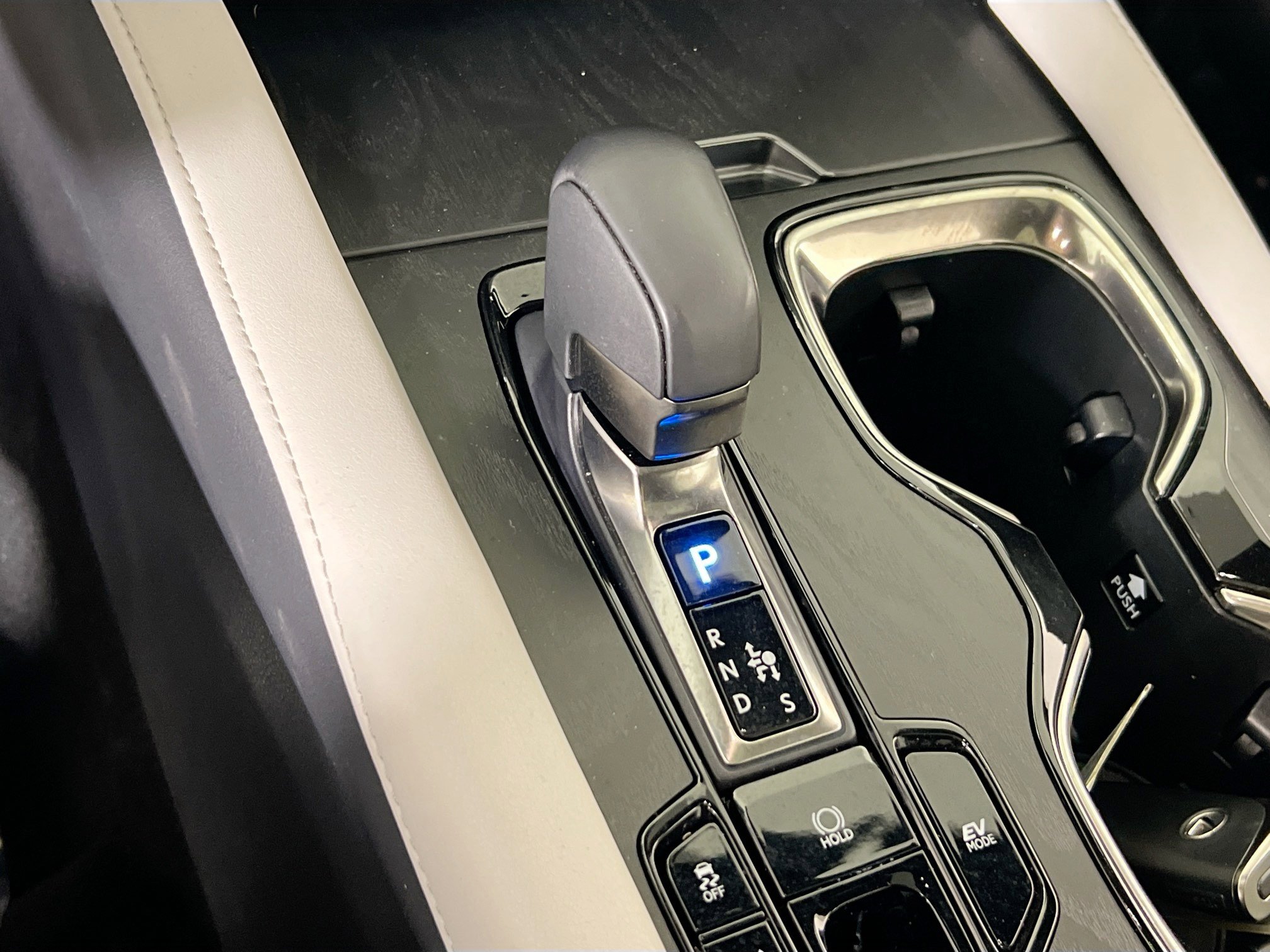 Used 2025 Lexus RX 350h w/ Accessory Package image 17