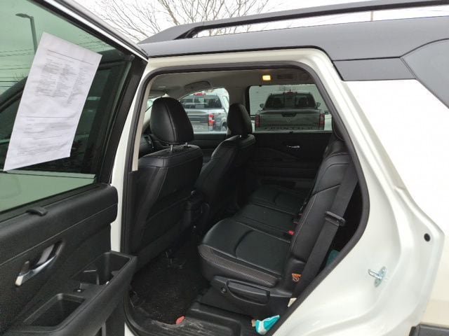 Used 2024 Nissan Pathfinder SL w/ Black Appearance Package AWD/4WD image 14