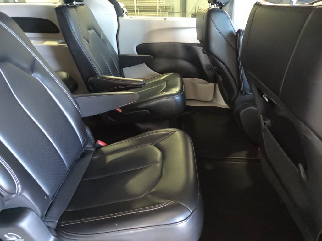 Used 2023 Chrysler Pacifica Touring-L image 17