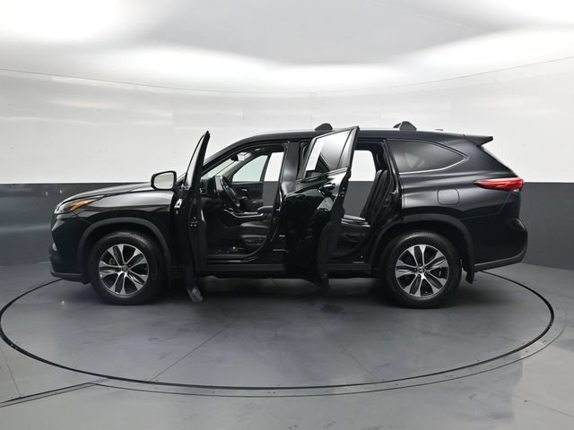 Used 2023 Toyota Highlander XLE AWD/4WD image 41