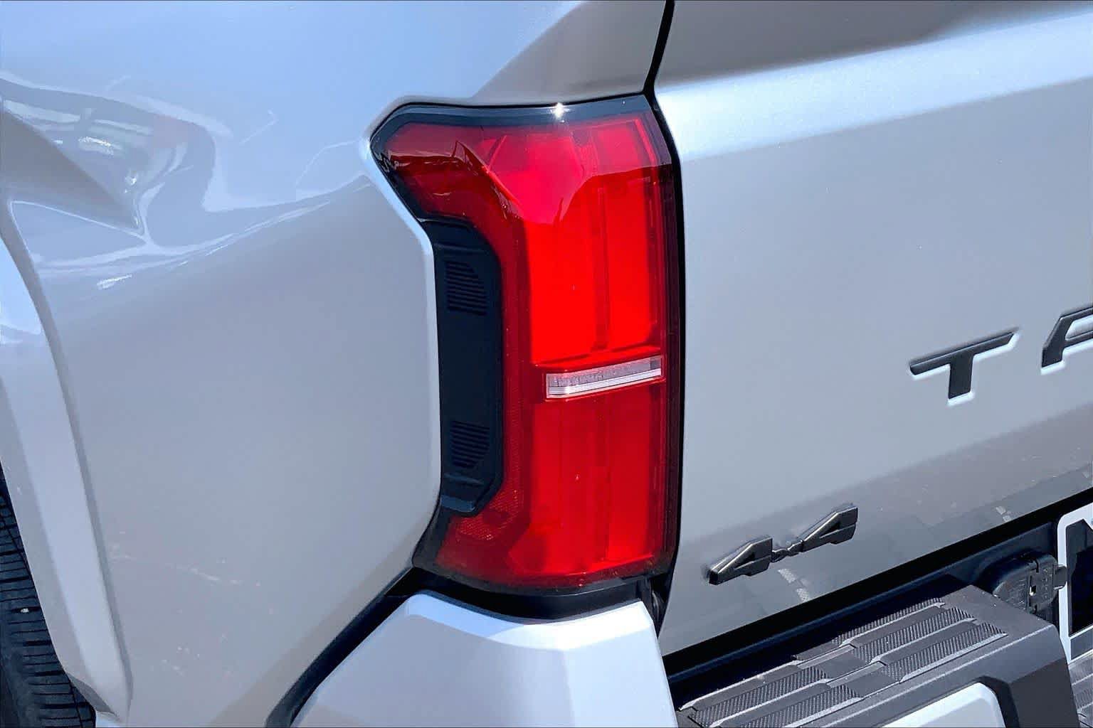 Used 2025 Toyota Tacoma SR5 AWD/4WD image 29