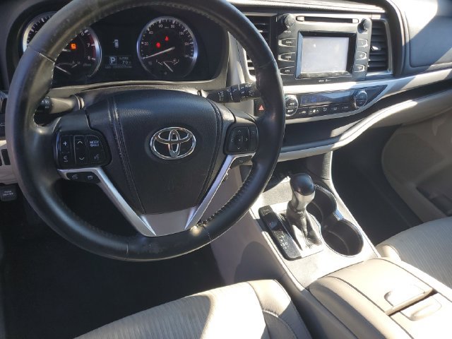 Used 2014 Toyota Highlander Plus AWD/4WD image 12