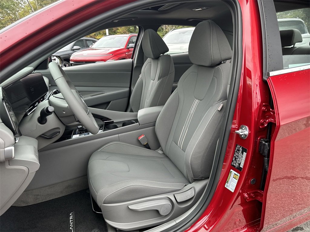New 2025 Hyundai Elantra SEL image 18