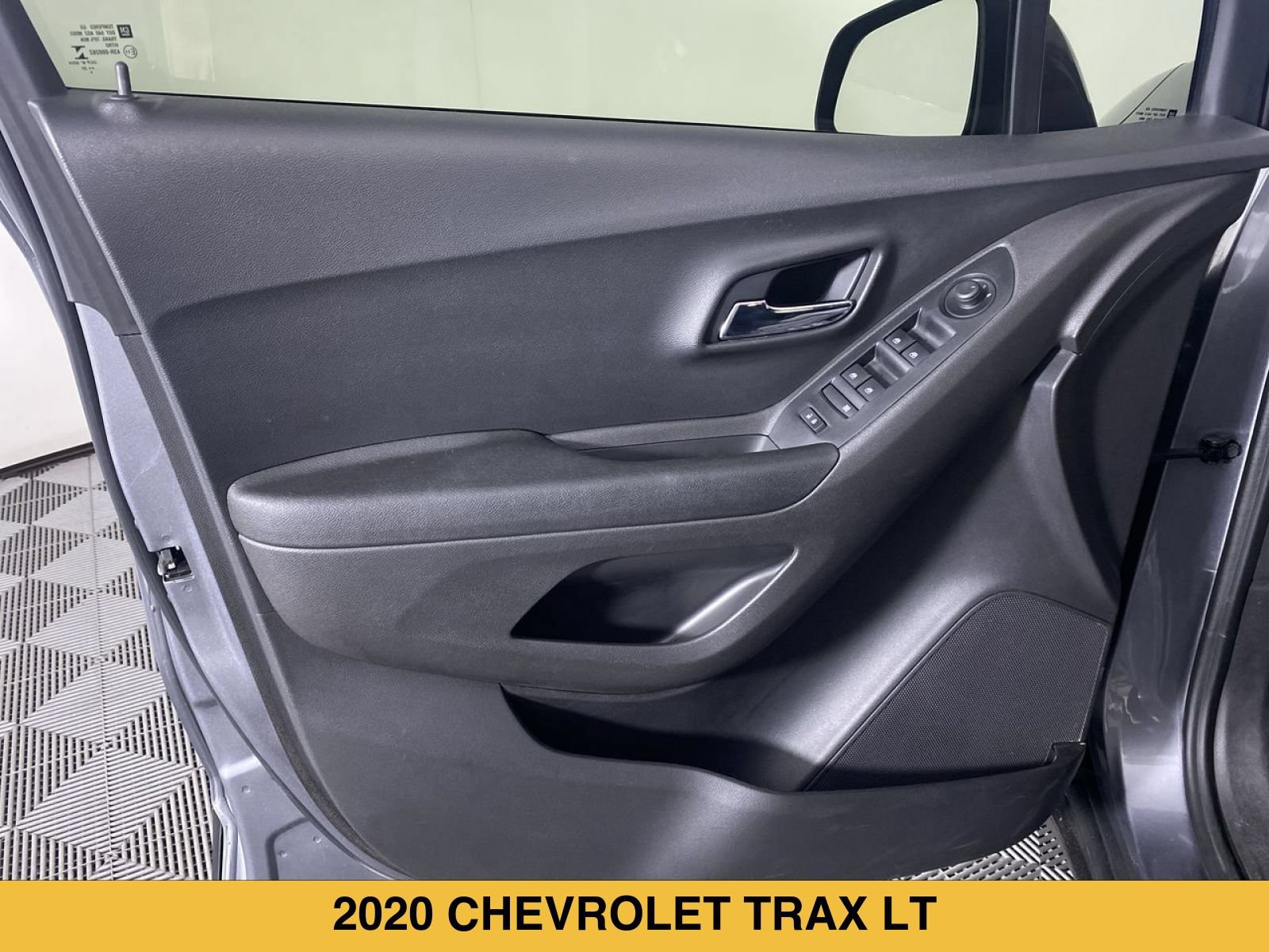 Certified 2020 Chevrolet Trax LT w/ LT Convenience Package FWD image 11