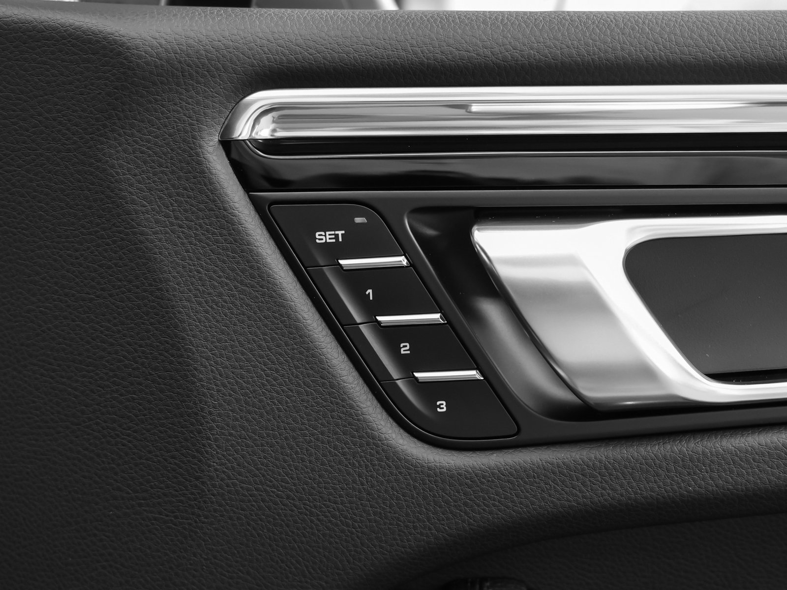 Certified 2025 Porsche Macan image 18