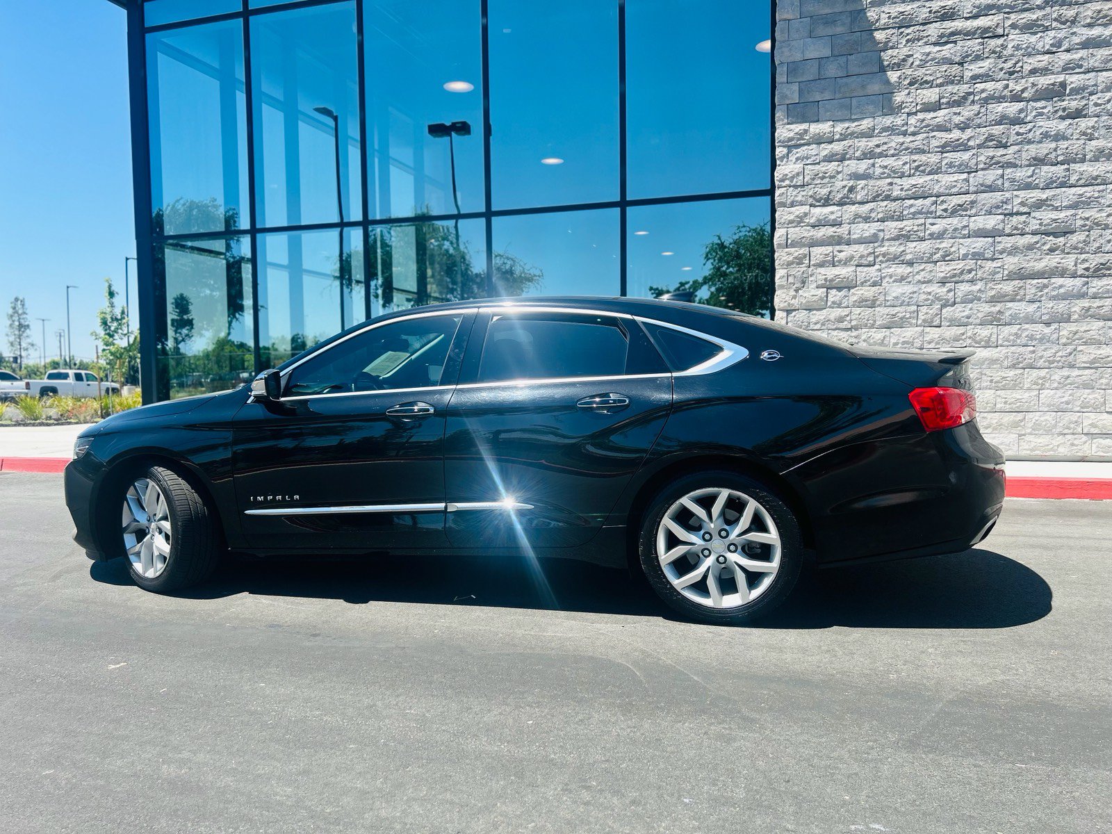 Used 2017 Chevrolet Impala Premier w/ Enhanced Convenience Package FWD image 4