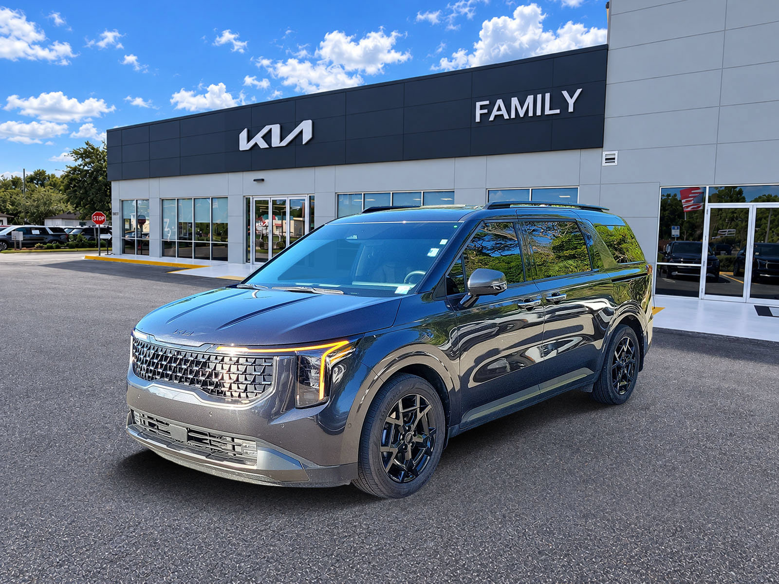 Certified 2025 Kia Carnival SX w/ SX Dark Edition Package FWD image 3