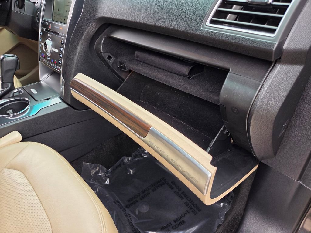 Used 2017 Ford Explorer Limited image 22