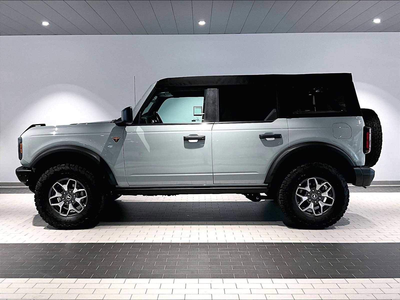 Used 2024 Ford Bronco Badlands image 2