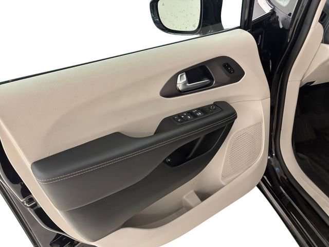 Used 2024 Chrysler Pacifica Select image 13