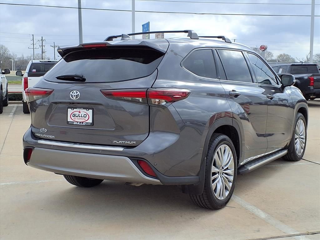 Used 2024 Toyota Highlander Platinum image 6