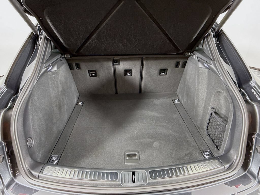 Certified 2025 Porsche Macan AWD/4WD image 28